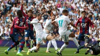 Usaha Madrid mencetak gol membuahkan haisl di menit ke-36. Lucas Vazquez menyambar bola pantulan hasil sundulan Sergio Ramos dari sepak pojok. (Foto: REUTERS/Susana Vera)