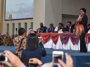 Pakai Ulos, Sri Mulyani Nyanyikan Lagu Sai Anju Ma Au