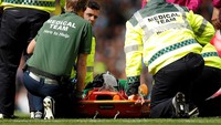 Ederson langsung tumbang karena pelanggaran Mane. Dia gantikan oleh Claudio Bravo di sisa pertandingan. (Foto: Lee Smith/Reuters)