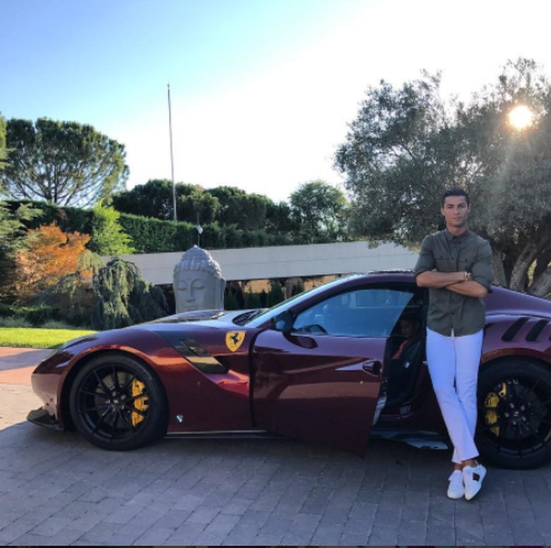 Ronaldo berpose dengan Ferrari. Foto: Screenshot Instagram Cristiano Ronaldo