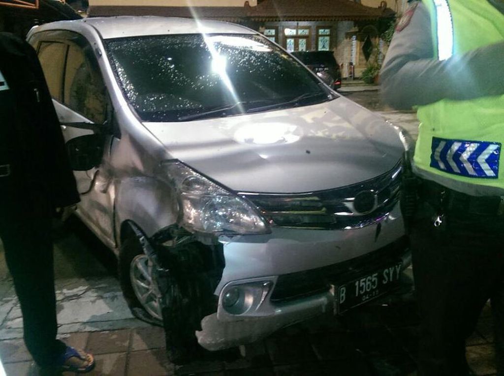 Mobil Tabrak Pembatas Jalan di Jakpus, Tak Ada Korban