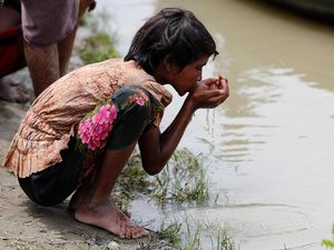 Sedih, Pengungsi Rohingya di Bangladesh Berebut Makanan