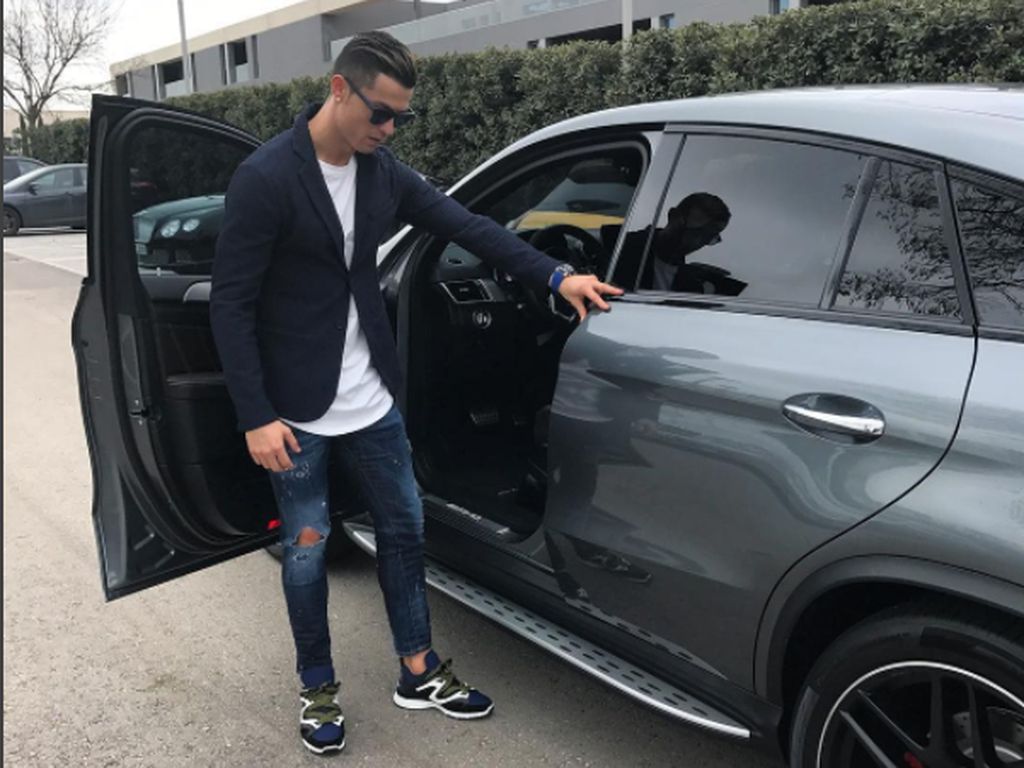 Ronaldo Angkat Jempol dan Dikejar Fans saat Geber Lamborghini Urus
