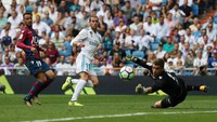 Madrid terus menekan Levante dan menciptakan banyak peluang. Total ada 18 tembakan yang dilepaskan Madrid sepanjang pertandingan, 10 di antaranya mengarah ke gawang. (Foto: REUTERS/Susana Vera)