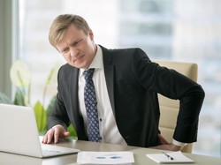 Waspada! Kelamaan Duduk di Sofa Bisa Picu Sakit Punggung