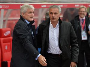 Mourinho dan Hughes Tak Jabat Tangan di Akhir Laga Stoke vs MU Mourinho dan Hughes Tak Jabat Tangan di Akhir Laga Stoke vs MU