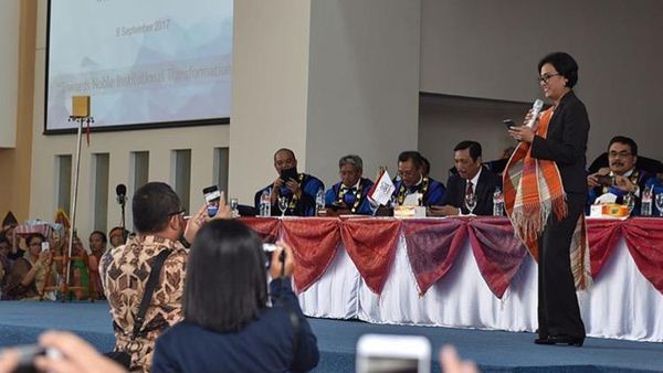 Gaya Sri Mulyani Nyanyikan Lagu Sai Anju Ma Au