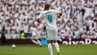 Setelah kebobolan, Madrid kembali mendapatkan sinyal buruk. Benzema cedera dan harus ditarik keluar di menit ke-28. Posisinya digantikan oleh Gareth Bale. (Foto: REUTERS/Susana Vera)