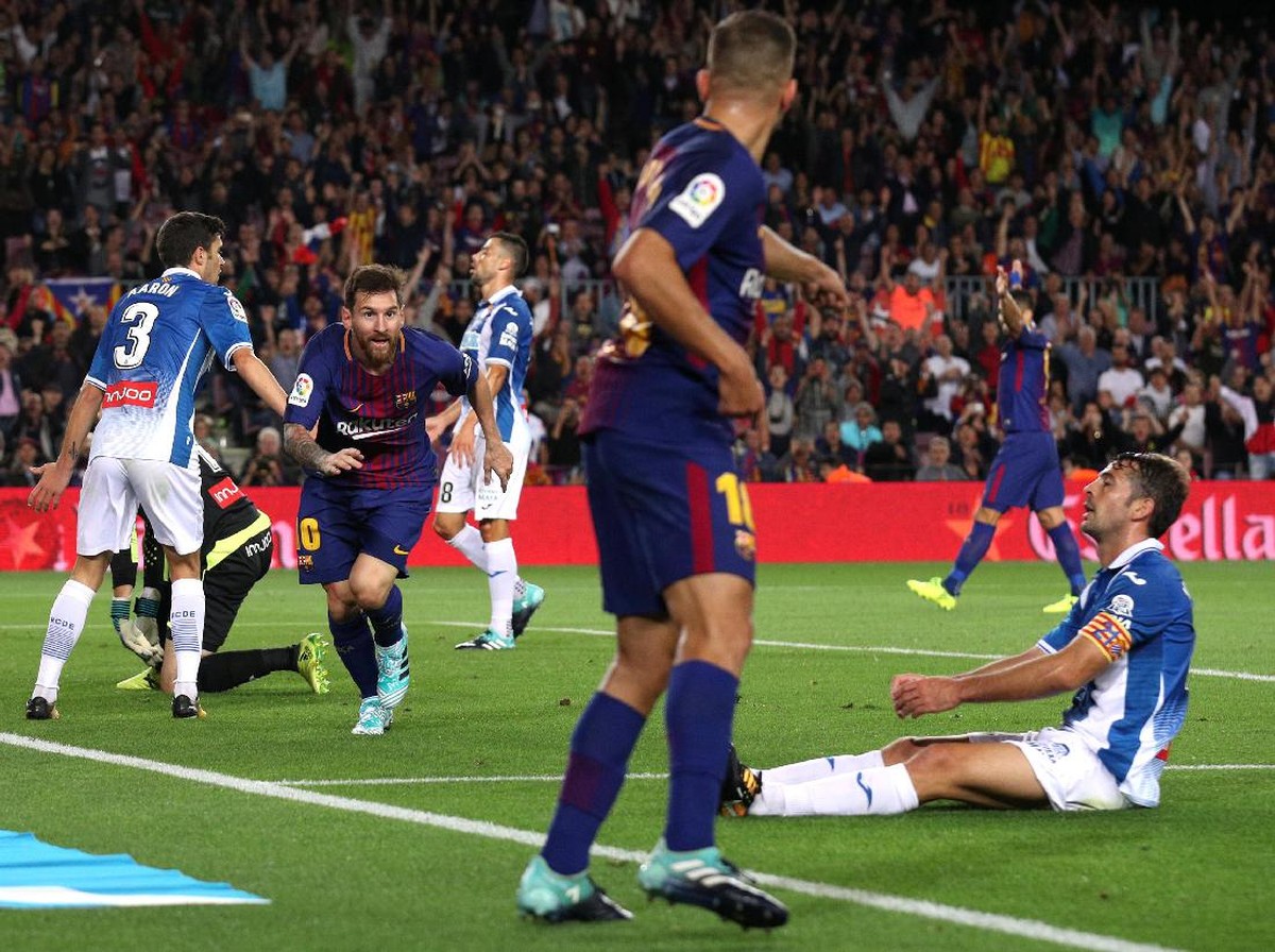 Barcelona menang telak di Derby Catalan. Foto: Albert Gea/Reuters