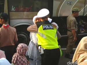 Kedatangan Jemaah Haji Trenggalek Disambut Tangis Haru Kedatangan Jemaah Haji Trenggalek Disambut Tangis Haru