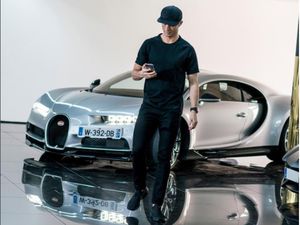 Duh Bikin Iri, Foto Cristiano Ronaldo Mejeng dengan Mobil Mewahnya Duh Bikin Iri, Foto Cristiano Ronaldo Mejeng dengan Mobil Mewahnya