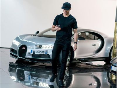 Duh Bikin Iri, Foto Cristiano Ronaldo Mejeng dengan Mobil Mewahnya