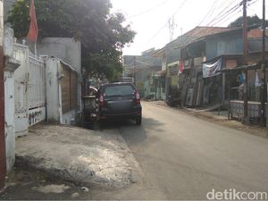 Melongok Bahu Jalan Kampung di Jakarta yang Jadi Parkiran Mobil