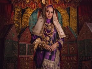 Buka Kartu Ucapan dan Kado, Laudya Cynthia Bella Dapat Sepatu dari Titi Kamal