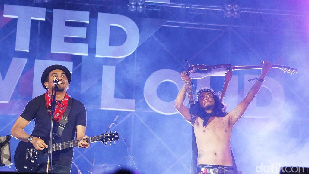 Glenn Fredly Melesat Bersama Kelompok Penerbang Roket Glenn Fredly Melesat Bersama Kelompok Penerbang Roket