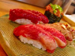 5 Sushi Ini Diberi Topping Tak Biasa, Mulai dari Daging Kuda Hingga Sperma Ikan