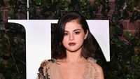 Foto: Selena Gomez Memikat dengan Tren Naked Dress