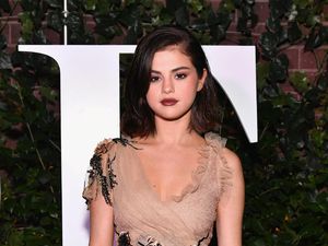 Foto: Selena Gomez Memikat dengan Tren Naked Dress