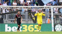 Donnarumma tampak kecewa usai gawangnya dibobol tiga kali oleh Immobile. Foto: Alberto Lingria/REUTERS