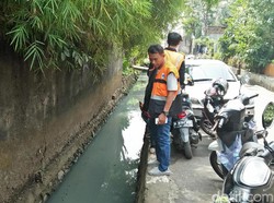 Petugas Badan Air-PPSU Cek Got yang Berubah Warna di Kebon Jeruk