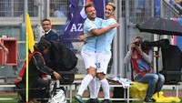 Luis Alberto merayakan gol keempat Lazio yang dibuatnya bersama Ciro Immobile. Foto: Alberto Lingria/REUTERS