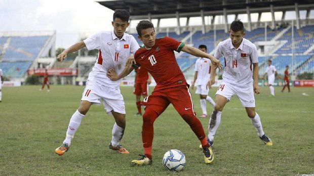 Egy Maulana Vikri kesulitan mendapat peluang bersih berkat pertahanan disiplin Timnas Vietnam U-19.