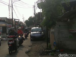 Pemilik Mobil Ini Ngotot Merasa Parkir di Bahu Jalan Tak Bikin Macet Pemilik Mobil Ini Ngotot Merasa Parkir di Bahu Jalan Tak Bikin Macet