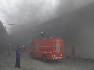 Diduga Mesin Blower Meledak, Gudang Pengolahan Kayu Terbakar