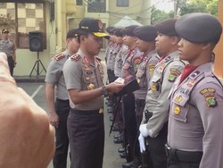 Saat Kapolda Metro Beri Uang ke Anak Buah untuk Beli Seragam Baru