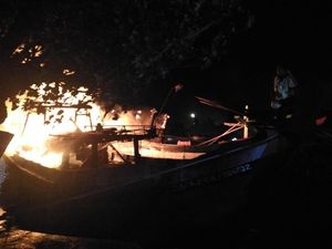 Nagoya 2 dan Setia Indah Terbakar di Pelabuhan Tanjung Tembaga