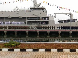 Parade Meriahkan Peringatan HUT Ke-72 TNI AL