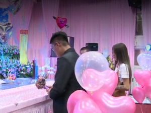 Mengharukan! Pria Taiwan Ini Bertunangan di Pemakaman Kekasihnya