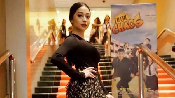 Seksinya Nikita Willy Pamer Kaki Mulusnya
