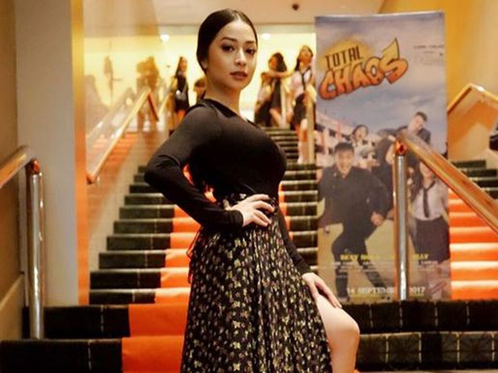 Seksinya Nikita Willy Pamer Kaki Mulusnya Seksinya Nikita Willy Pamer Kaki Mulusnya