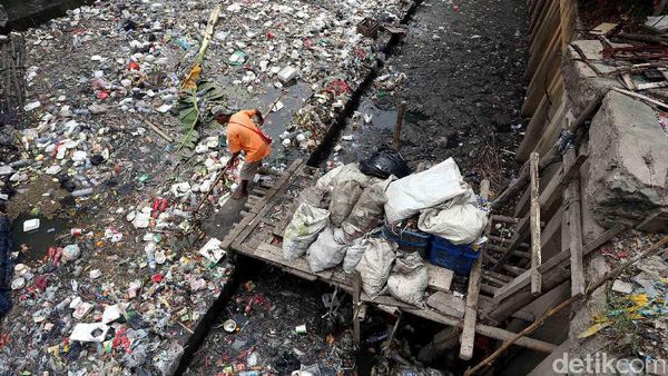 Foto: Kali Cideng Kembali Kumuh dan Penuh Sampah