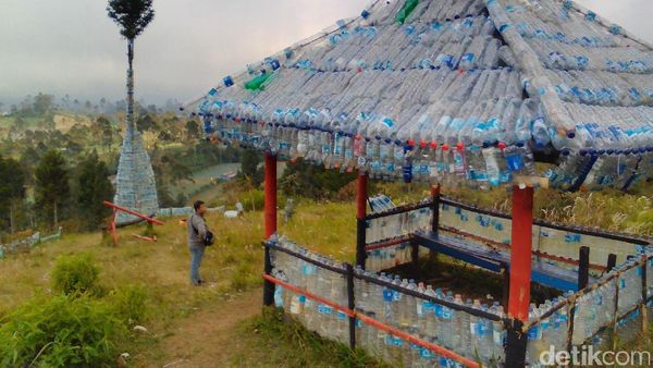 Foto: Sampah Botol Plastik di Gunung Dibikin Gazebo