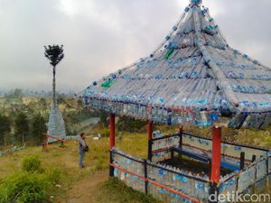 Foto: Sampah Botol Plastik di Gunung Dibikin Gazebo