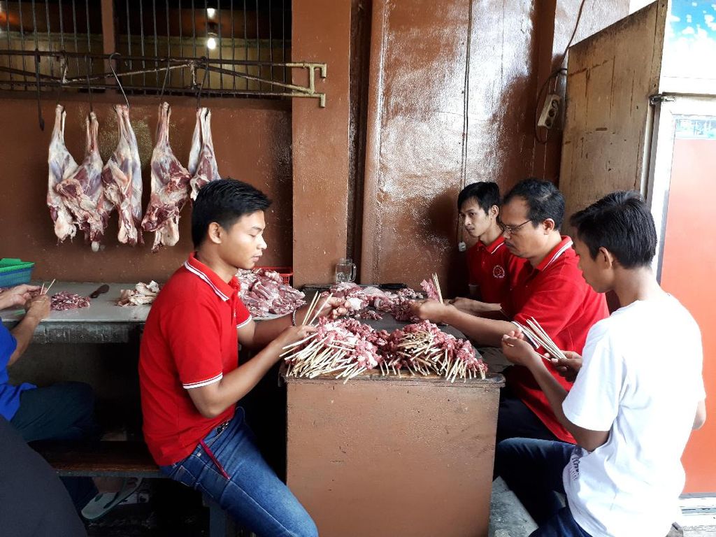 Rossa Sampai Dirawat di Singapura, Sate Kambing Bisa Picu Nyeri Lambung? Rossa Sampai Dirawat di Singapura, Sate Kambing Bisa Picu Nyeri Lambung?