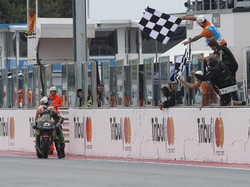 Bahan Bakar Habis, Zarco Susah Payah Dorong Motor sampai Garis Finis