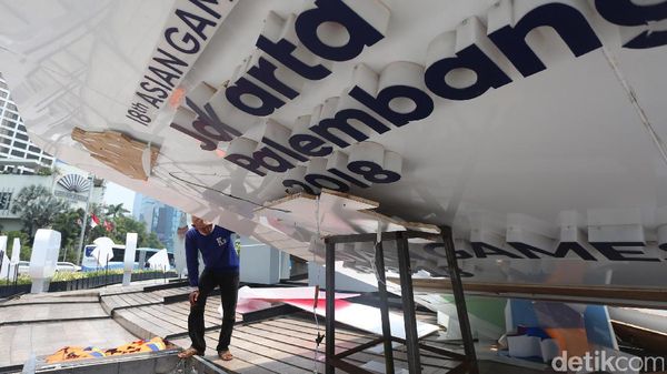 Dihantam Angin, Baliho Asian Games di HI Roboh