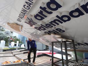 Dihantam Angin, Baliho Asian Games di HI Roboh