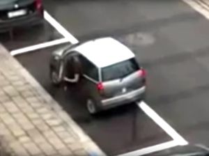 Meski Mobilnya Mungil, Wanita Ini Kesulitan Memarkir Mobilnya