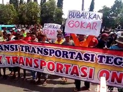 Ratusan Awak Angkot Tegal Demo Tolak Transportasi Online