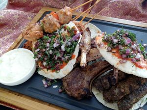 Yuk, Cicipi Chicken Kebab dan Kofta Lebanon Racikan 2 Chef Asal Muscat di Restoran Ini!