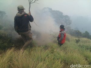 Kaldera Gunung Bromo Terbakar