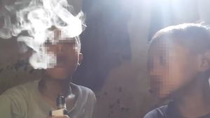 Video Viral Anak di Bawah Umur Mengisap Rokok Elektrik Bikin Miris