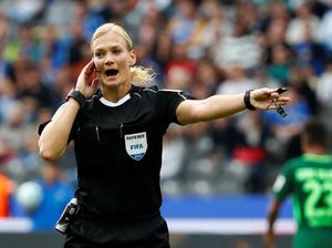 Video Bibiana Steinhaus, Wasit Wanita Pertama di Bundesliga