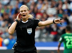 Perkenalkan Bibiana Steinhaus, Wasit Perempuan Pertama di Bundesliga