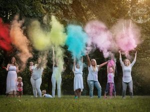 Pesan Emosional di Balik Sesi Foto Para Ibu dengan Tema Pelangi