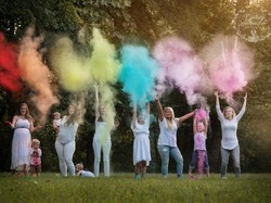 Pesan Emosional di Balik Sesi Foto Para Ibu dengan Tema Pelangi